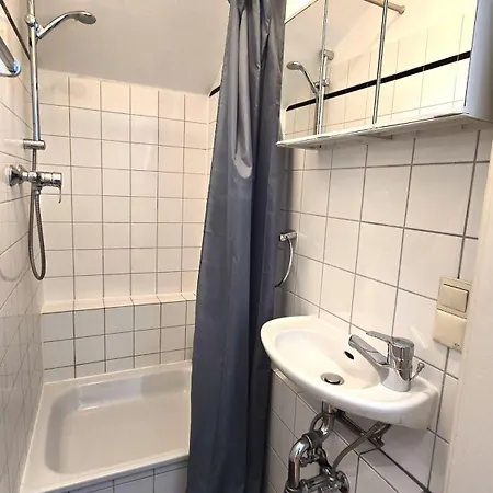 Grosszuegige Altbauwohnung Mitten In Der Apartment *